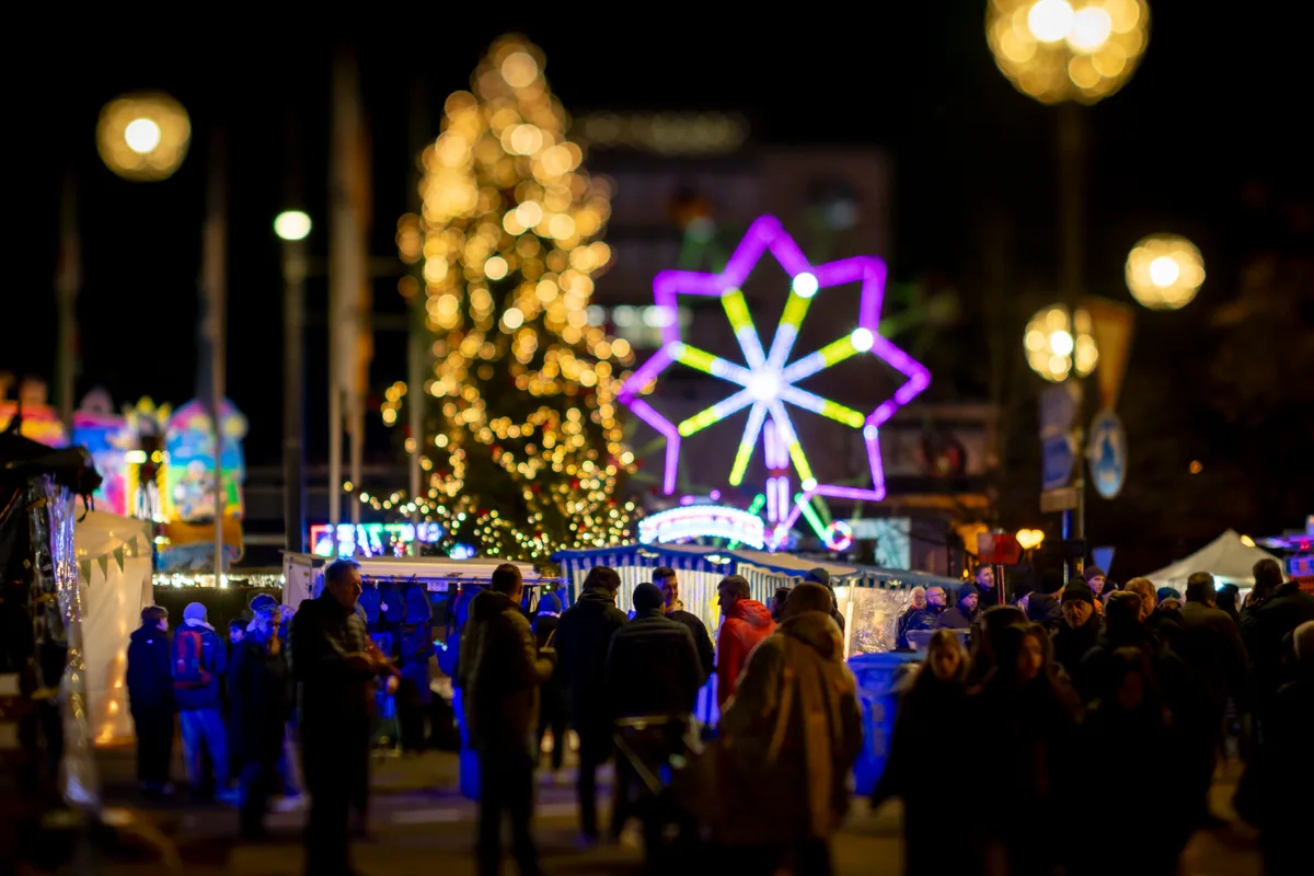 Man sieht den Trubel auf dem Uster Märt bei Nacht.